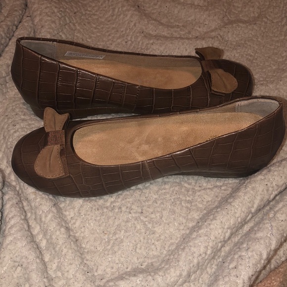 Vionic Shoes - Vionic brown flats size 6.5